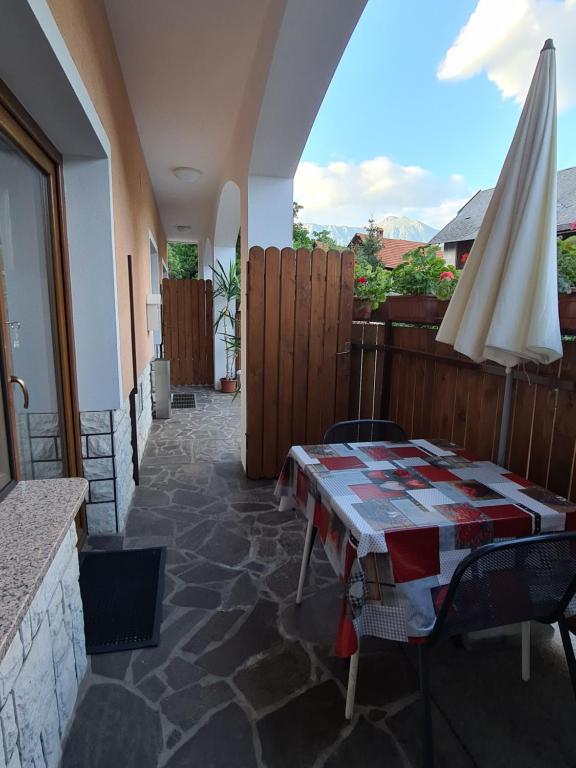 Balkón nebo terasa v ubytování Apartmaji Mežan
