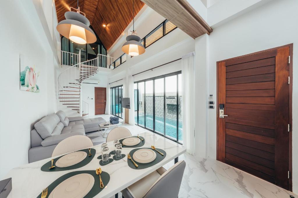 アオナンビーチにあるPoonsiri Varich Pool Villa Aonangのダイニングルーム(テーブル、椅子付)