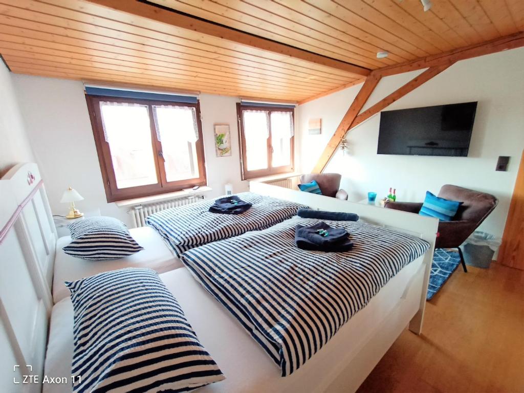 Säng eller sängar i ett rum på BodenSEE Privatzimmer "Haus am Weinberg Konstanz"