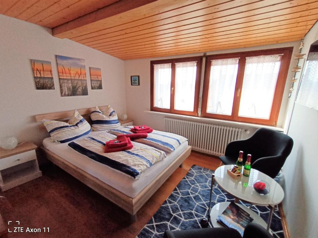 Postel nebo postele na pokoji v ubytování BodenSEE Privatzimmer "Haus am Weinberg Konstanz"