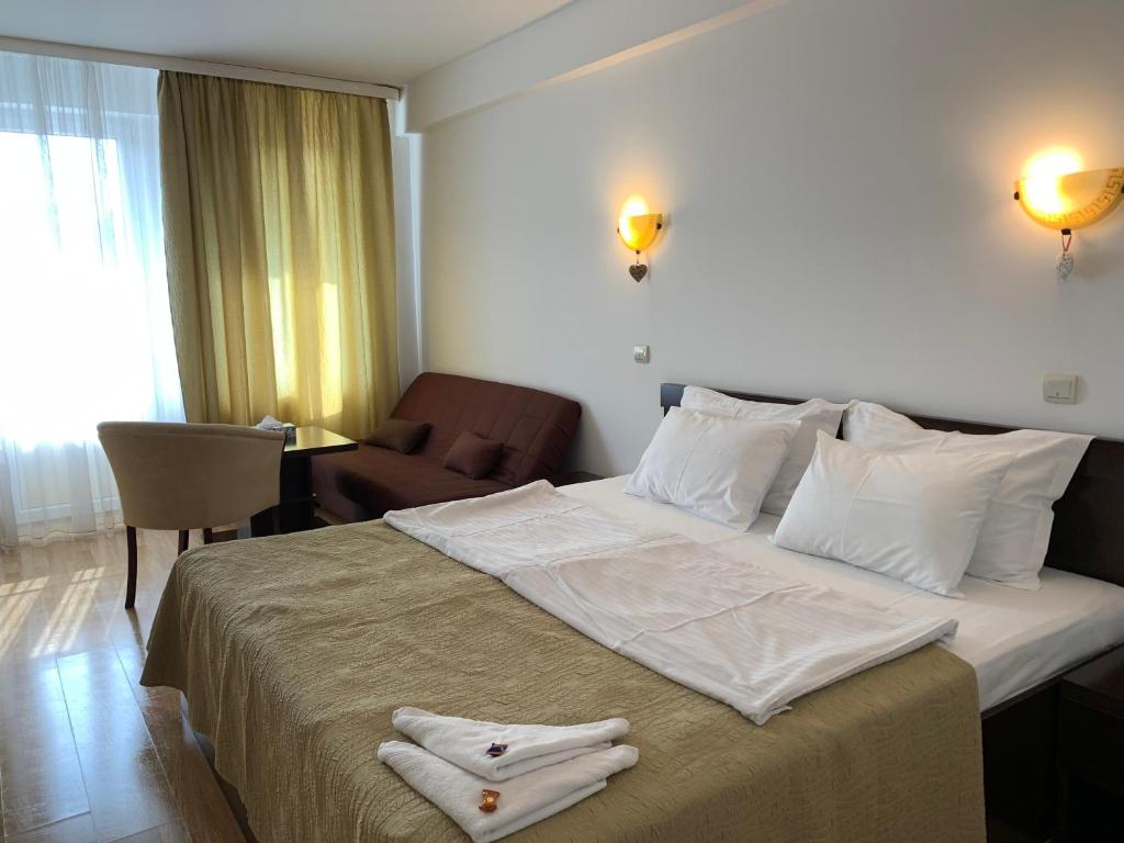 una camera d'albergo con un letto e asciugamani di Casa Ruxandrei a Constanţa
