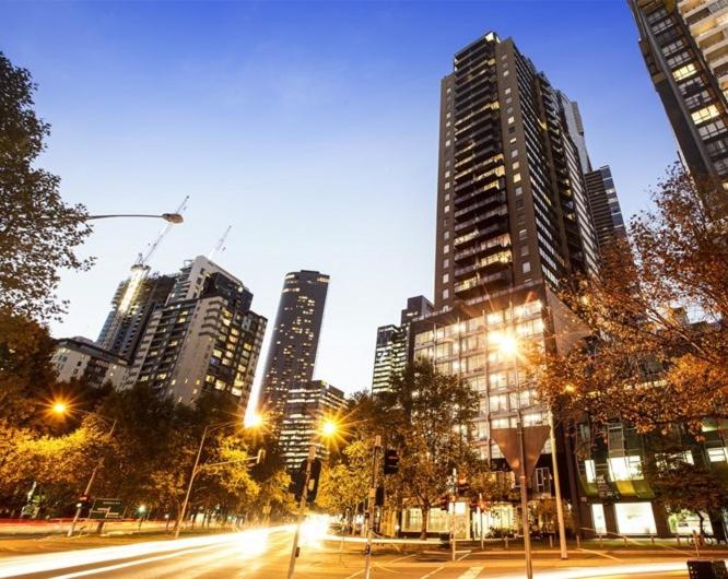 um horizonte da cidade com edifícios altos e luzes de rua em Southbank Melbourne Gem em Melbourne