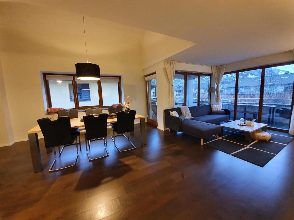 Posezení v ubytování Luxuriöses Galerie-Penthouse direkt am Walensee