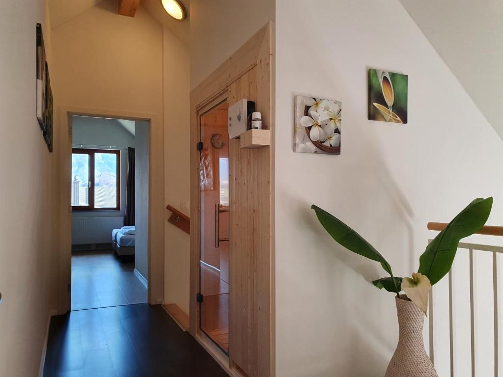 TV a/nebo společenská místnost v ubytování Luxuriöses Galerie-Penthouse direkt am Walensee