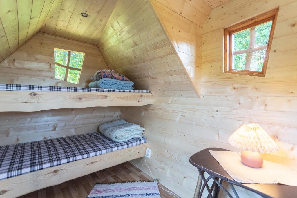 a log cabin with a bunk bed in a room at külalistemaja Kadrina mõisa kämpingud in Kadrina