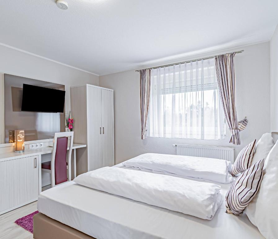Postel nebo postele na pokoji v ubytování Hotel Tannenblick