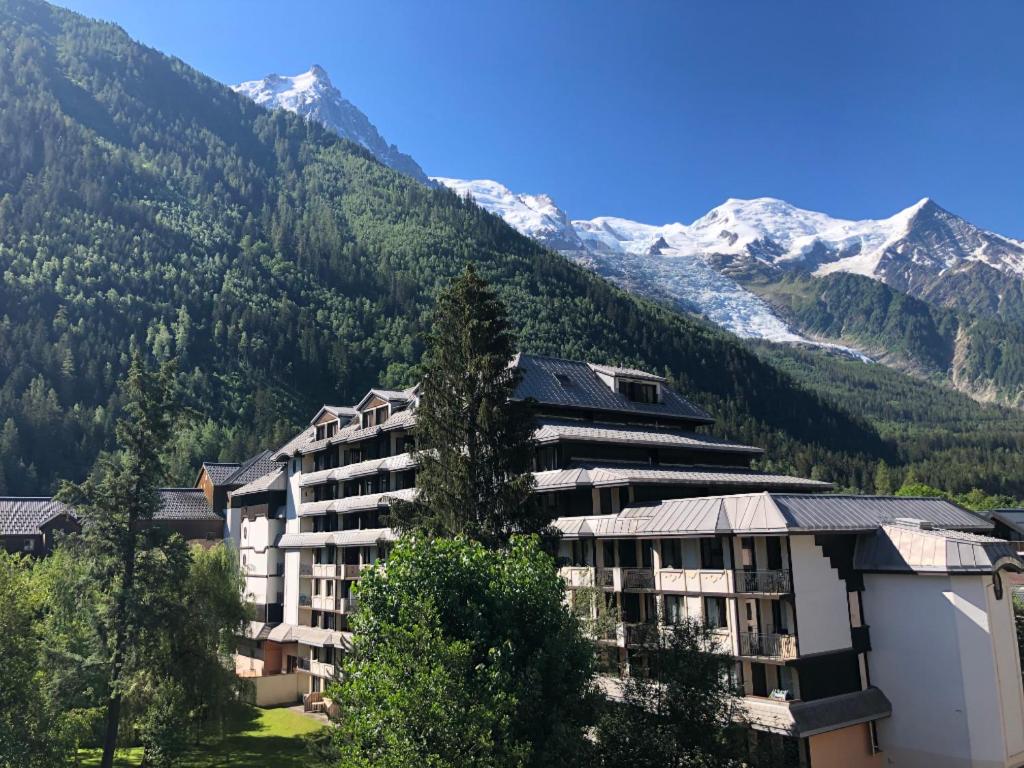 un hotel in montagna con montagne innevate di Chamonix Centre a Chamonix-Mont-Blanc