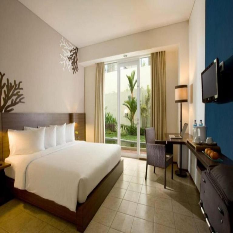 Postel nebo postele na pokoji v ubytování Hotel Santika Bangka