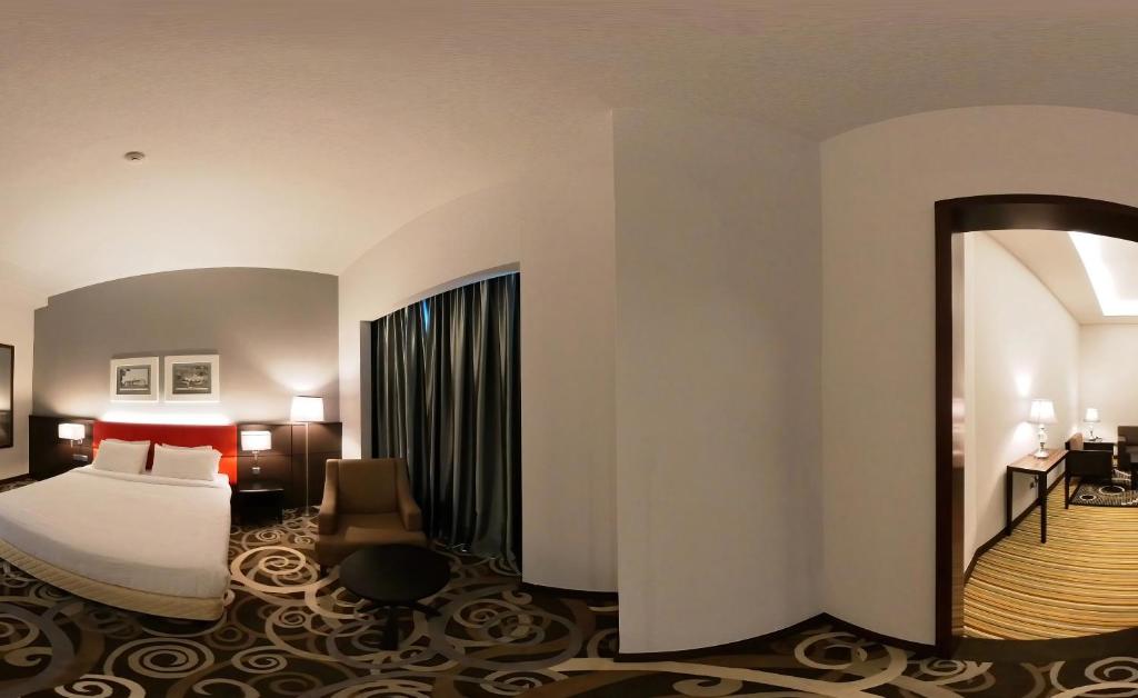 Postel nebo postele na pokoji v ubytování Raia Hotel & Convention Centre Kuching