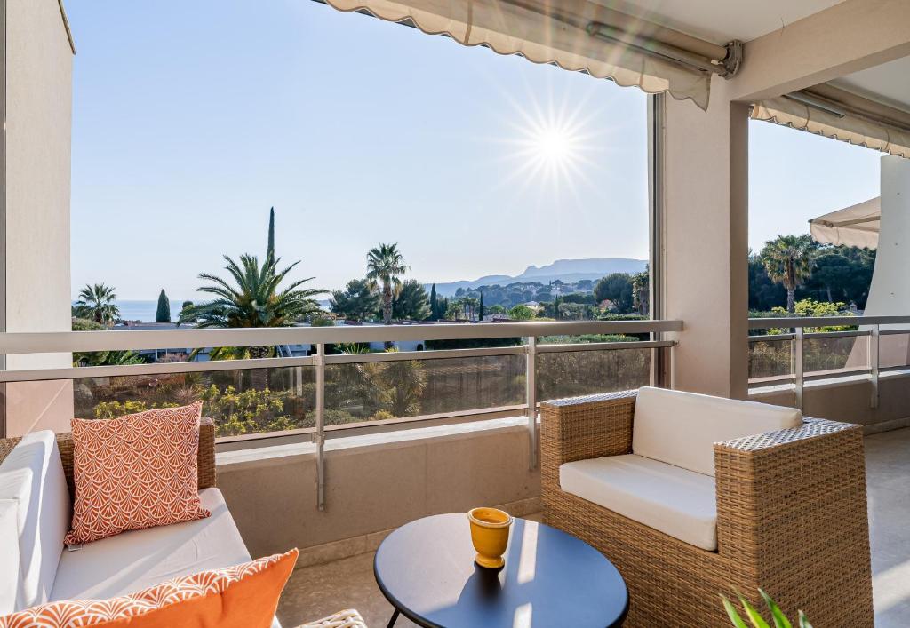 d'un balcon avec un canapé, des chaises et une table. dans l'établissement Lou Bèu par Dodo-a-Cassis, à Cassis