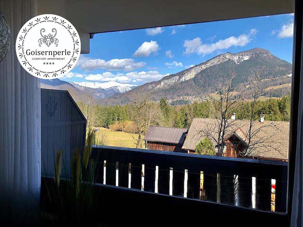 巴特戈伊瑟恩的住宿－Apartment Goisernperle，从窗户可欣赏到山脉美景