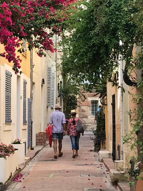 a couple of people walking down a street at Les Petits Volets 3 appartements au choix in Antibes