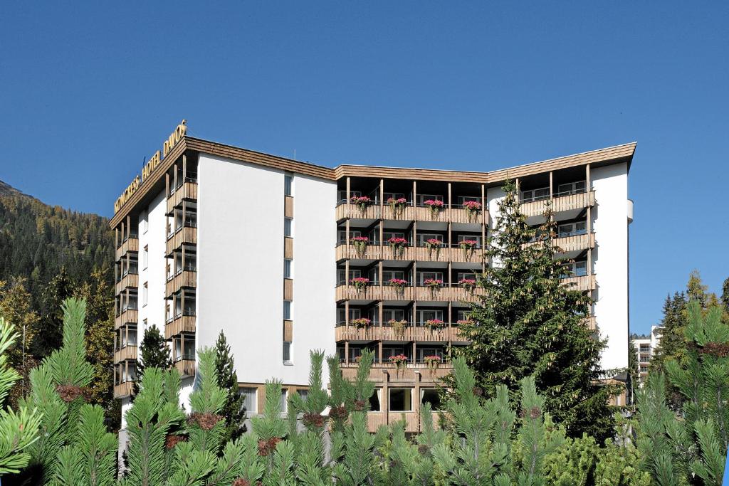 - un bâtiment avec des balcons sur le côté dans l'établissement Kongress Hotel Davos, à Davos