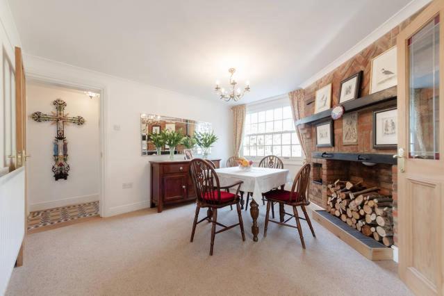 Kuchyň nebo kuchyňský kout v ubytování Swan Guest House LONDON - HEATHROW