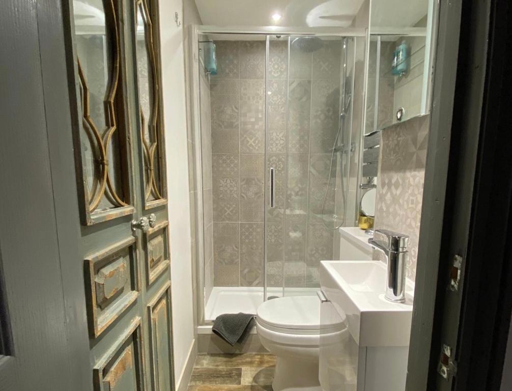 een badkamer met een toilet, een douche en een wastafel bij OurHaus in Beverley