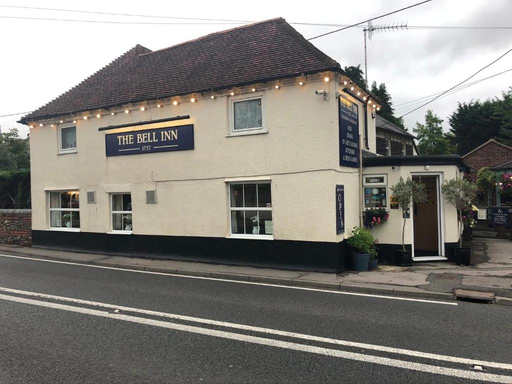 een gebouw met een bord dat de bel herberg leest bij The Bell Inn in Salisbury