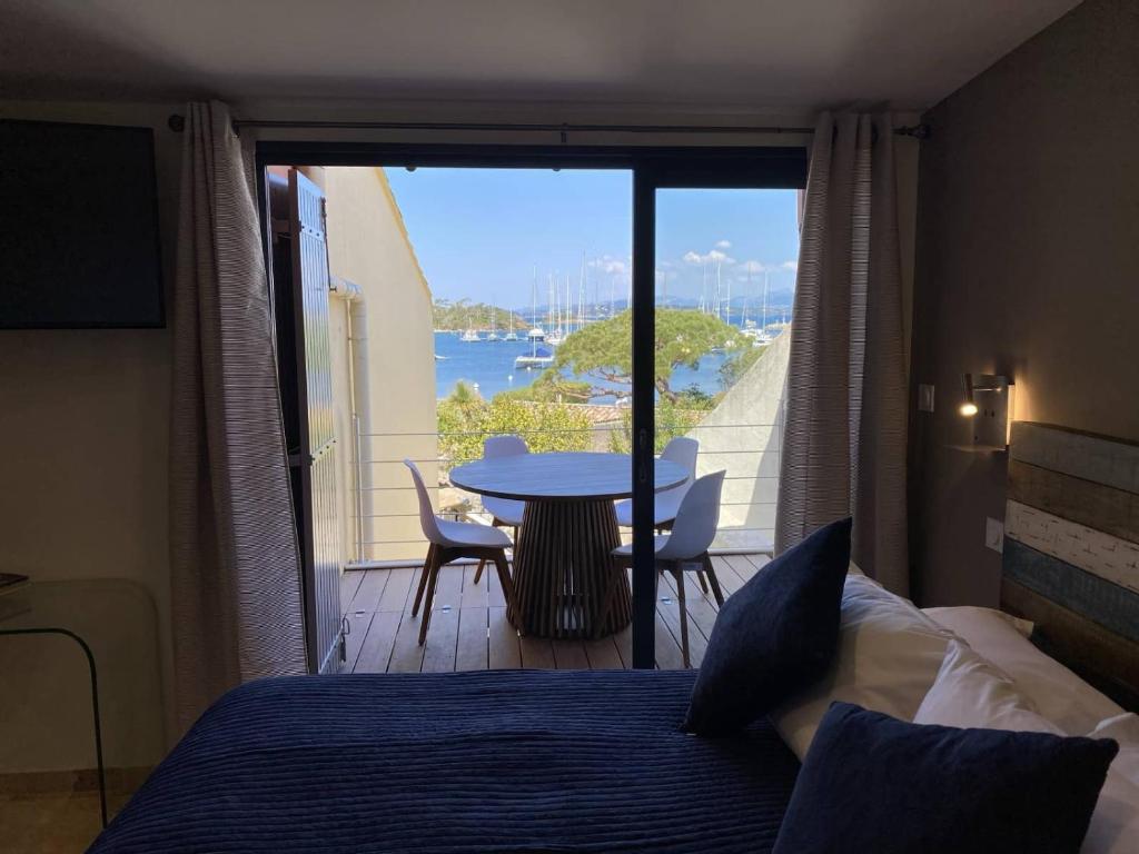 Кровать или кровати в номере L'Arche de Porquerolles