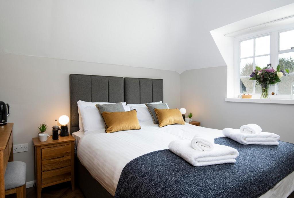 Lakeview Manor - Family Room (2 Adults + 1 Child)
