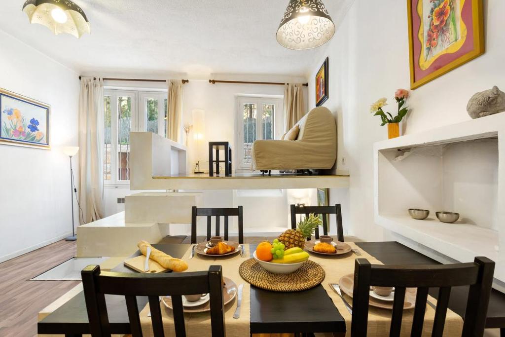 une cuisine et une salle à manger avec une table et des chaises dans l'établissement Magical Apartment, à Cannes