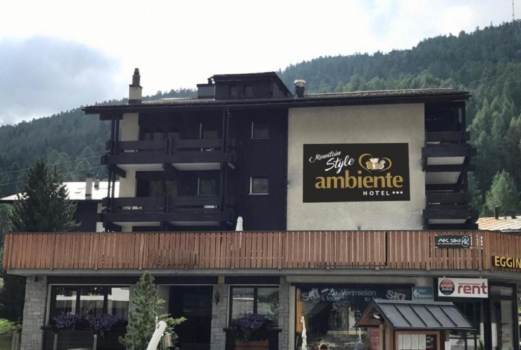 サースフェーにあるAmbiente Mountain Styleの看板付きの建物