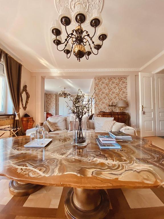 Postel nebo postele na pokoji v ubytování Adora Luxury Hotel