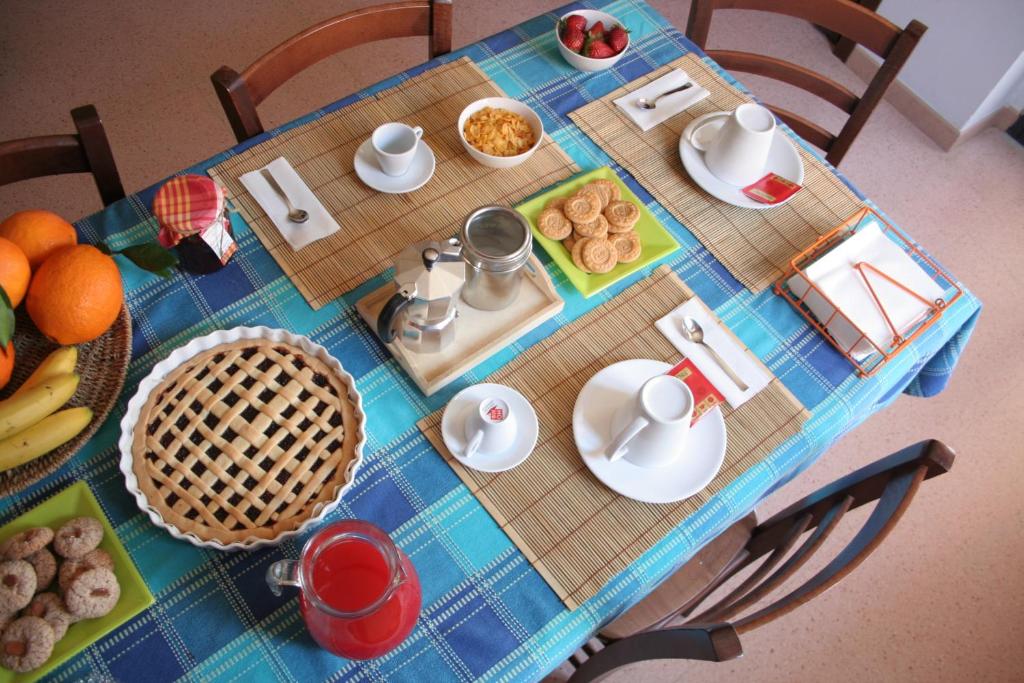 una mesa azul con comida encima en Casa di Marco, en Sannicola