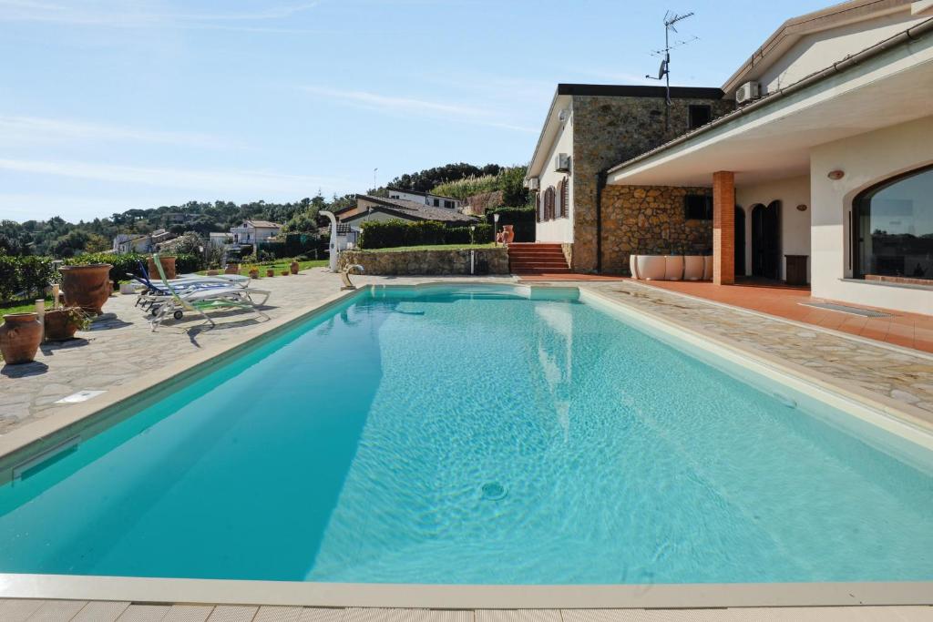 una piscina de agua azul en una casa en 4 bedrooms villa with private pool sauna and enclosed garden at Castellaccio en Montenero