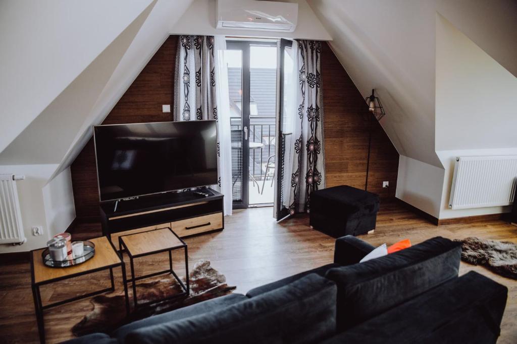 Televisyen dan/atau pusat hiburan di Apartament na poddaszu f13 na terenie ośrodka sun&snow