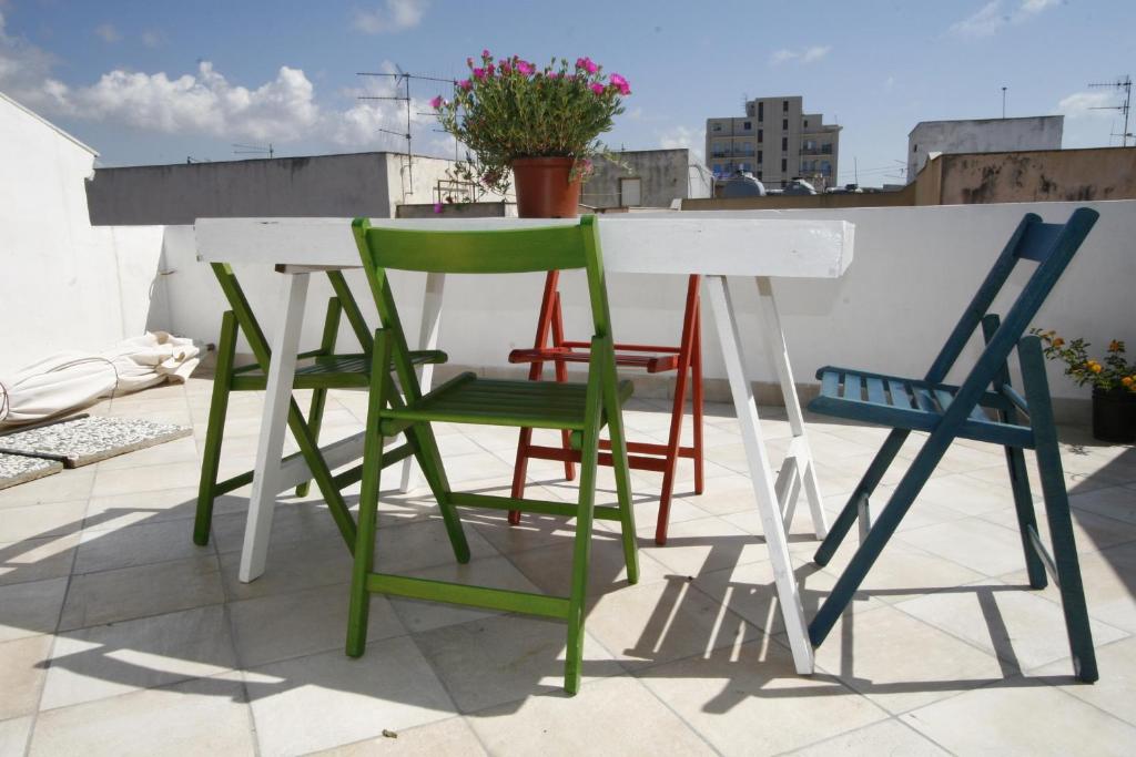dos sillas y una mesa en el techo en Le Casuzze di Trapani Vista Mare, en Trapani