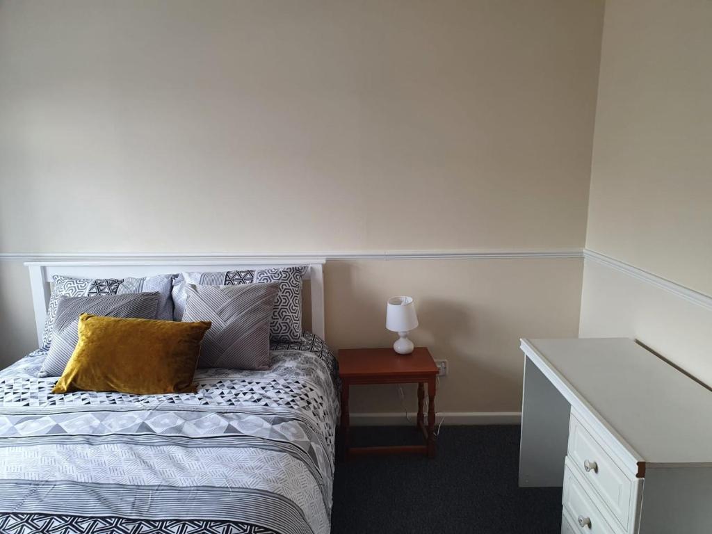 Cosy 2 bedroomed semi detached house, Brettell Lane (updated prices 2024)