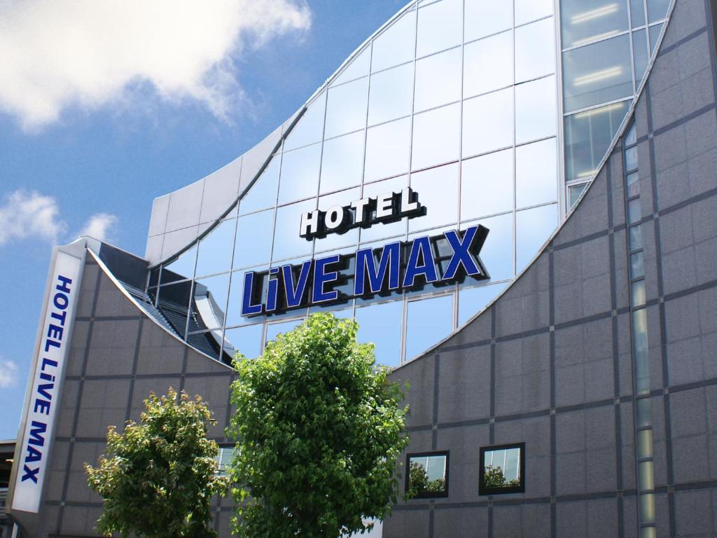 een gebouw met een bord aan de zijkant bij HOTEL LiVEMAX BUDGET Esaka in Suita