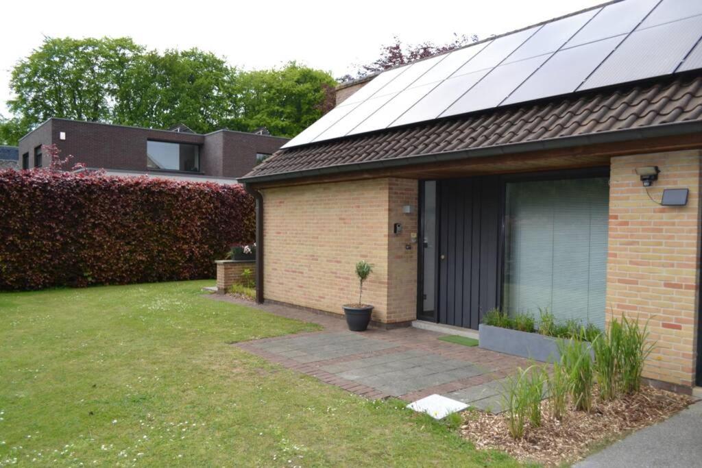 een huis met zonnepanelen aan de zijkant bij Casa Tilleghem in Brugge