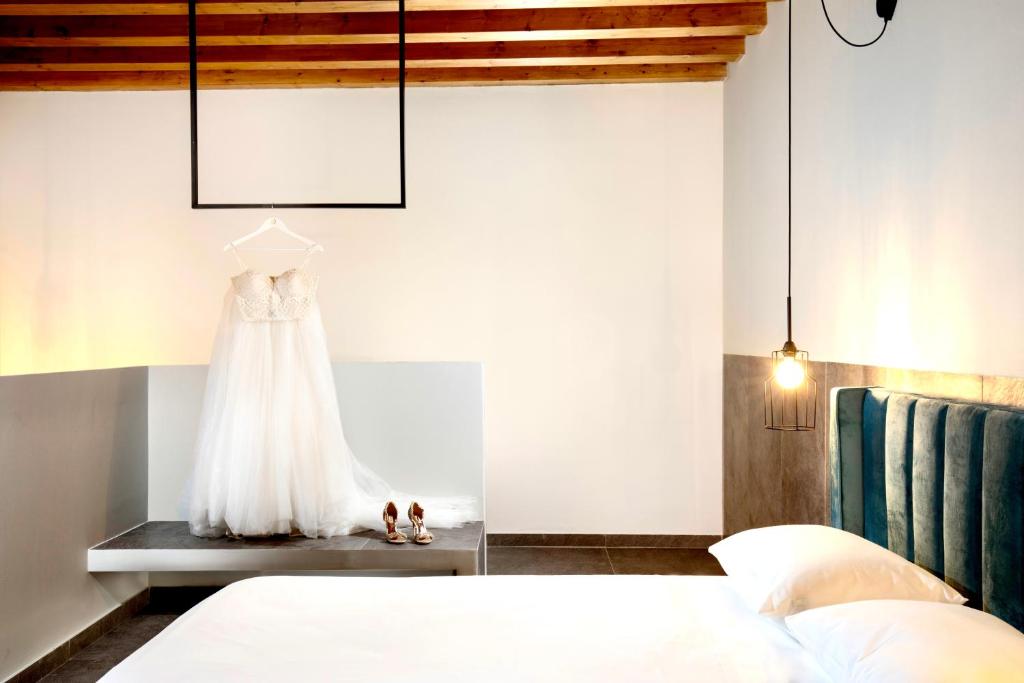 Postel nebo postele na pokoji v ubytování Lindos Serenity Suites
