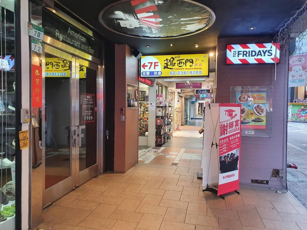 Supermarket nebo jiné obchody v  hotelu nebo okolí