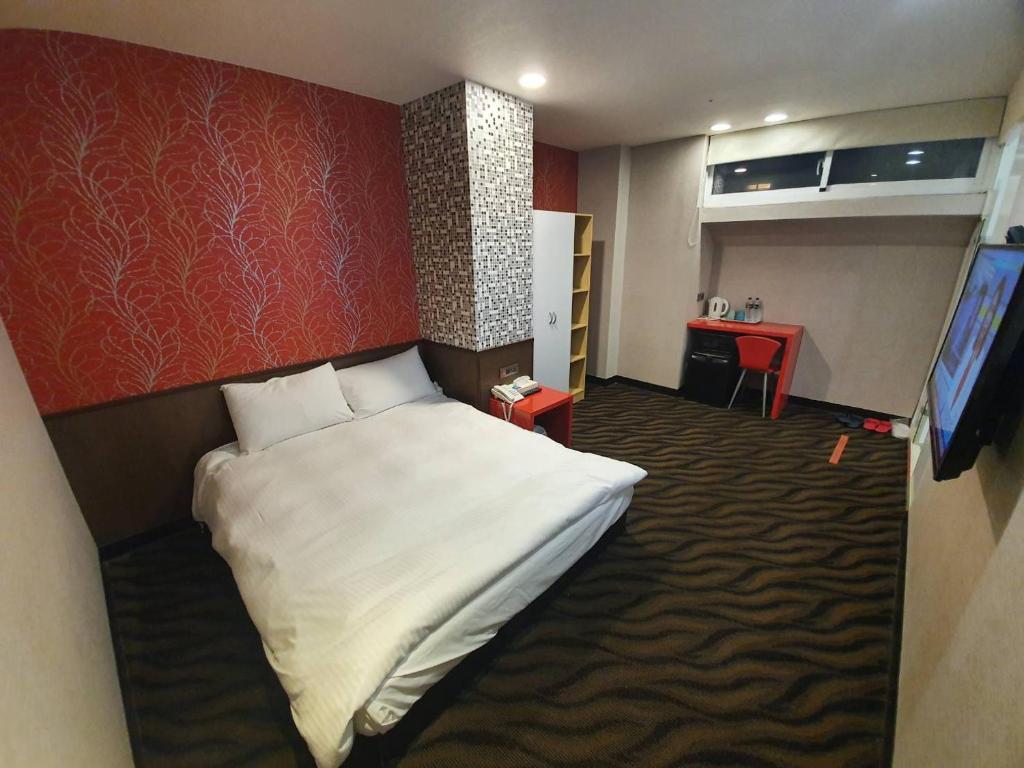 Postel nebo postele na pokoji v ubytování Funny Ximen Hotel
