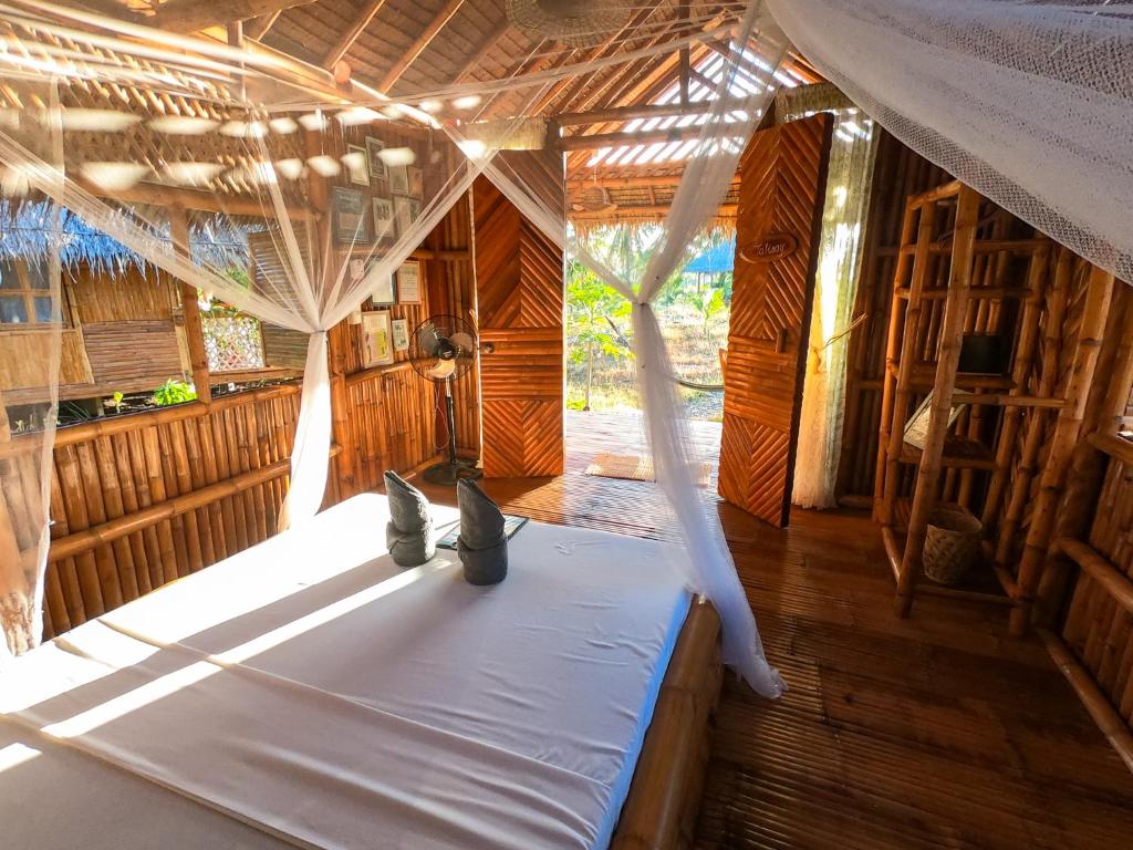 Uma cama ou camas num quarto em Tongo Hill Cottages