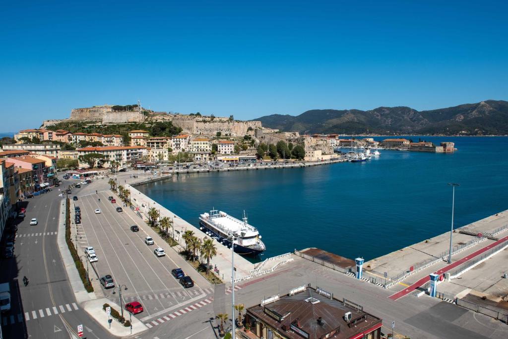 Blick auf einen Fluss mit einem Boot im Wasser in der Unterkunft Dal Sandro B&B in Portoferraio