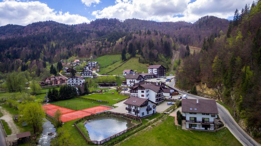 uma vista aérea de uma casa numa montanha em Resort Cheile Gradistei Moieciu em Moieciu de Sus