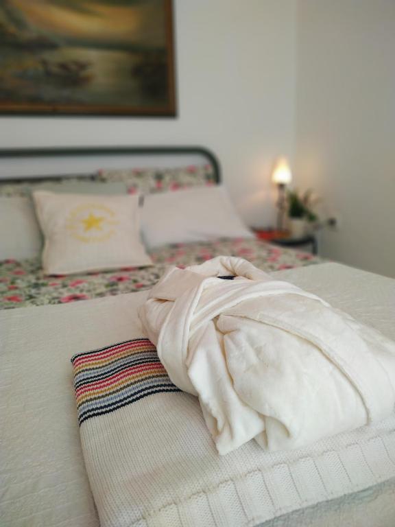 - une couverture blanche sur un lit dans l'établissement Emily`s vacation house, à Kalívia Thorikoú