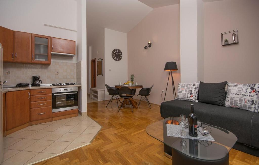 Kuchyň nebo kuchyňský kout v ubytování City Centre Sea View Apartment