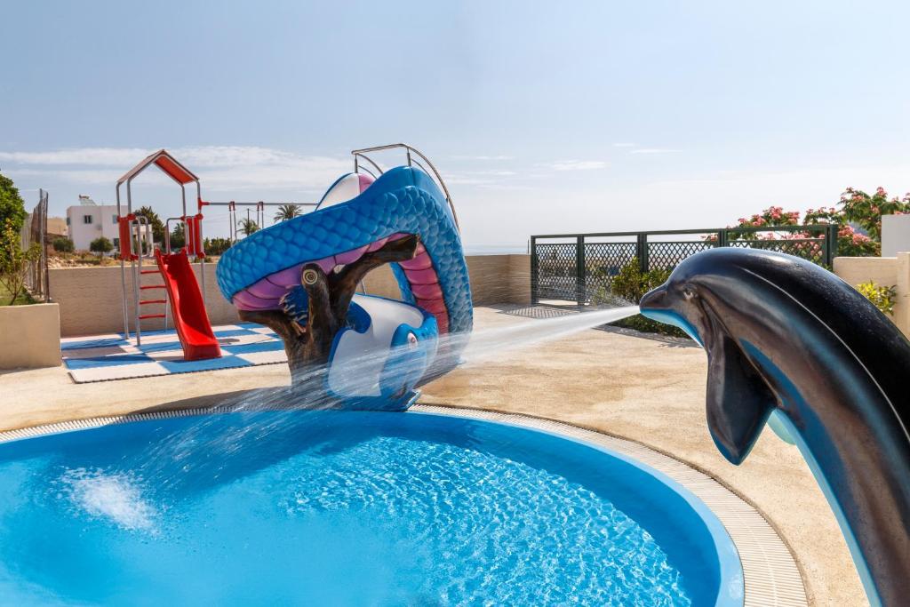 Bazén v ubytování LINDOS GARDENS RESORT COMPLEX nebo v jeho okolí