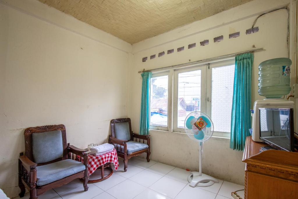 TV a/nebo společenská místnost v ubytování Hotel Jogja Bukittinggi