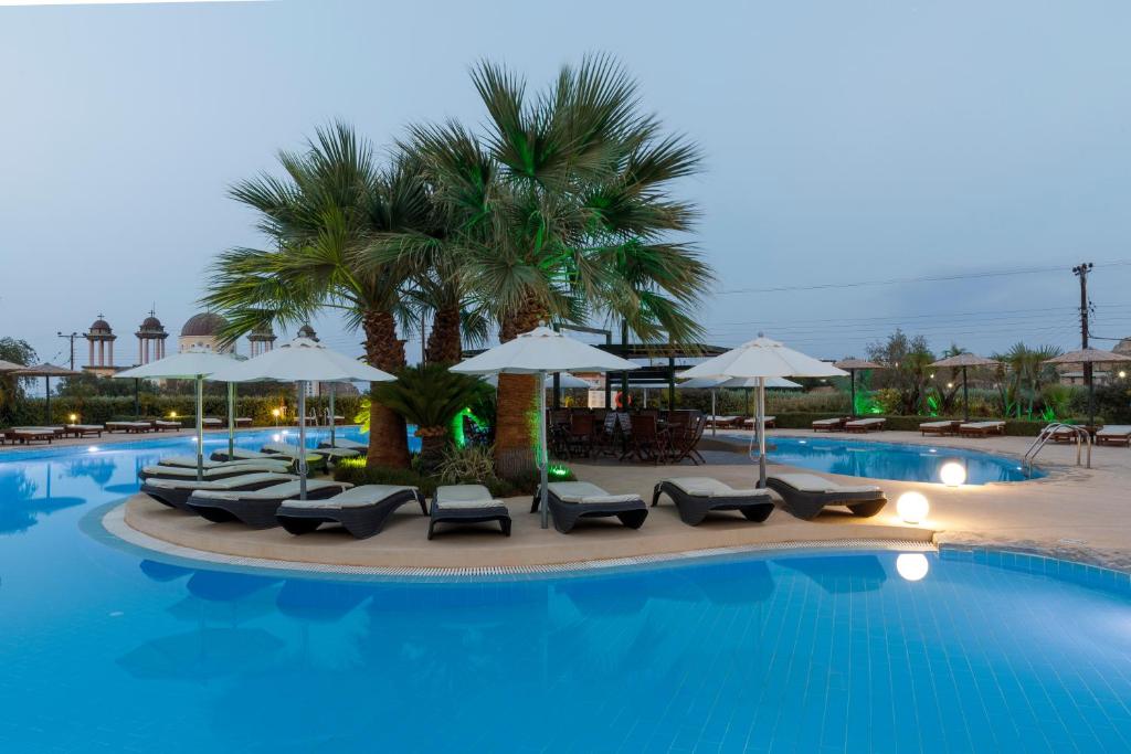 Bazén v ubytování LINDOS GARDENS RESORT COMPLEX nebo v jeho okolí