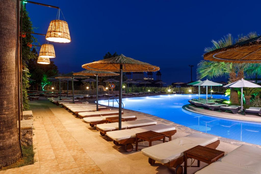 Bazén v ubytování LINDOS GARDENS RESORT COMPLEX nebo v jeho okolí