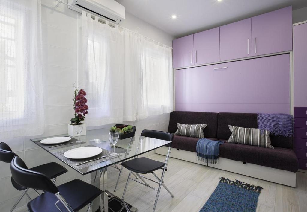 - un salon avec un canapé et une table dans l'établissement Salamanca Confort Peñalver en Madrid Capital, à Madrid