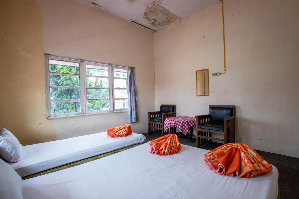 Postel nebo postele na pokoji v ubytování Hotel Jogja Bukittinggi