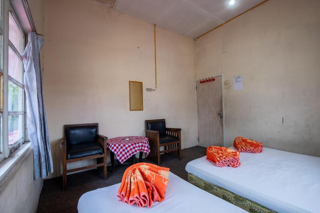 Postel nebo postele na pokoji v ubytování Hotel Jogja Bukittinggi