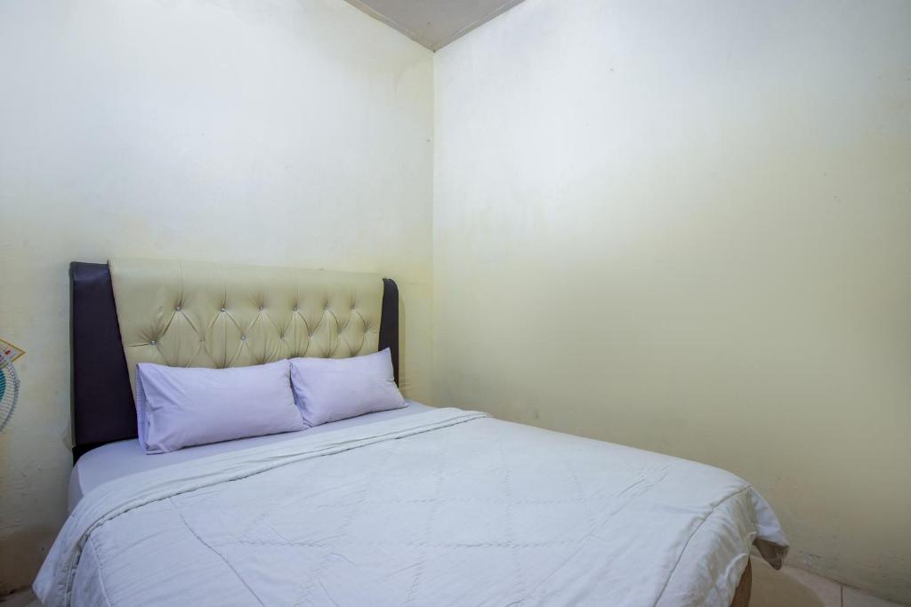 Postel nebo postele na pokoji v ubytování Hotel Jogja Bukittinggi