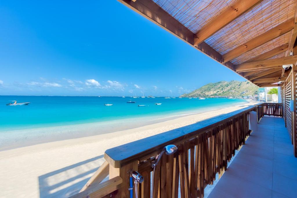 - une vue sur la plage depuis le balcon du complexe dans l'établissement Love Boutique Hotel, à Saint-Martin