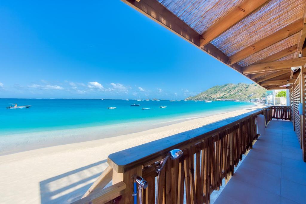 聖馬丁島的住宿－Love Boutique Hotel，从度假村的阳台上可欣赏到海滩景色